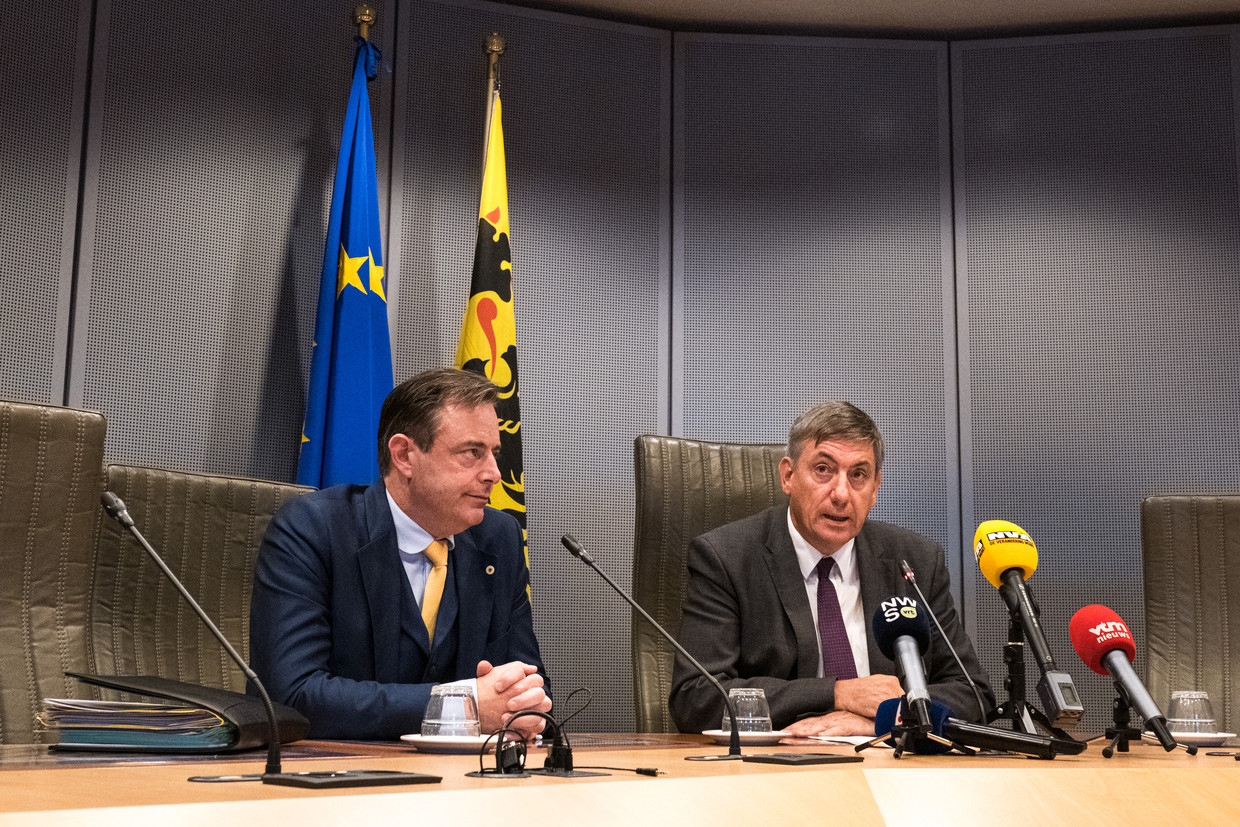 N-VA-voorzitter Bart De Wever en de nieuwe Vlaamse formateur Jan Jambon (N-VA). Beeld Wouter Maeckelberghe