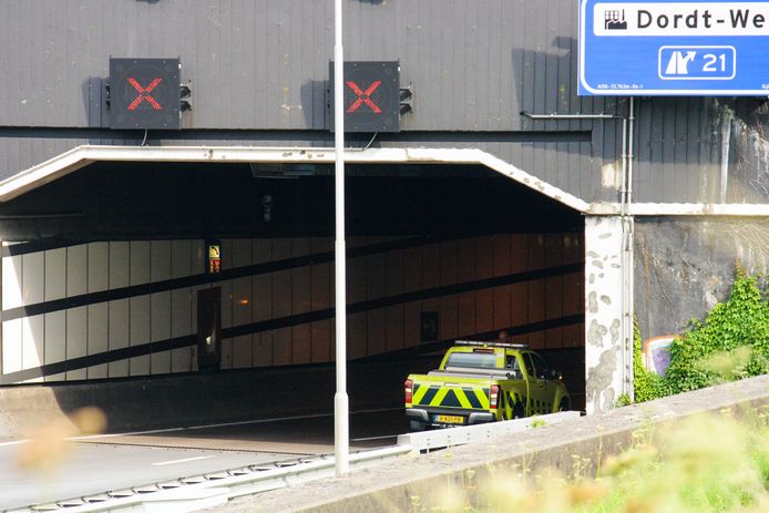 De rechtertunnelbuis van de Drechttunnel bij Dordrecht is afgesloten na een ongeluk.
