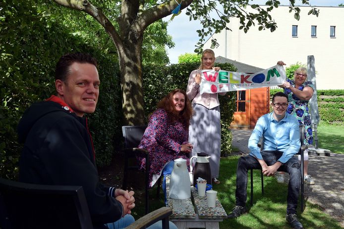 Vlnr René van Donschot van het coronateam van S&L Zorg, Petra van Loon groepsleidster en bewoners Veronique Opmeer, Loyd Jonkers en Jolanda Broos