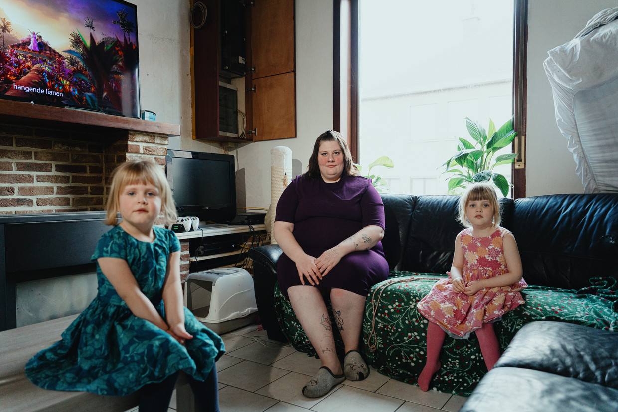Janaika Oguz (23) en haar twee dochters. 'We houden net genoeg over voor de huur, de factuur van Orange en een weekbudget van 30 euro voor voeding.' Beeld Wouter Van Vooren