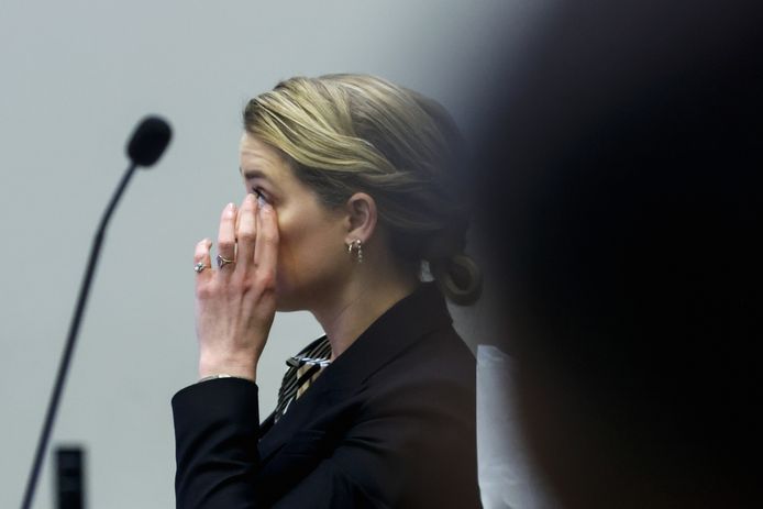 Amber Heard pinkt een traantje weg.