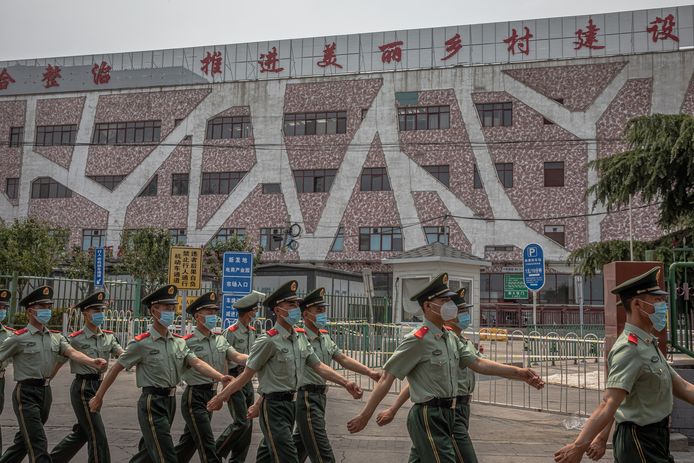 Chinese soldaten bewaken de gesloten Xinfadi-markt in Peking