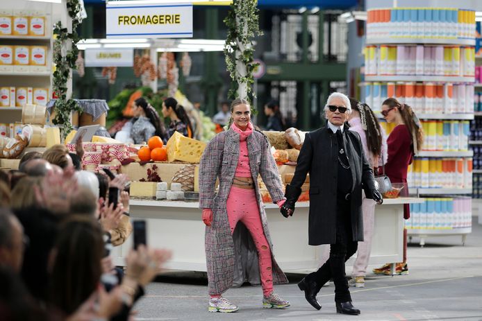 Karl Lagerfeld met model Cara Delevingne bij de show van herfst/winter 2014 in het tot supermarkt omgevormde Grand Palais in Parijs.