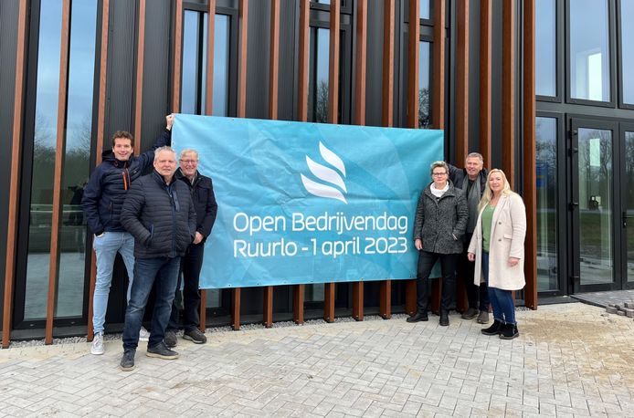 De Open Bedrijvendag Ruurlo wordt georganiseerd door Belangenvereniging Bedrijventerreinen Ruurlo. Van links af Geert Cornelissen, wethouder Hans van der Noordt, Henk Deunk, Nynke Dolphijn, Hans Lenselink en Natasja Snijders.