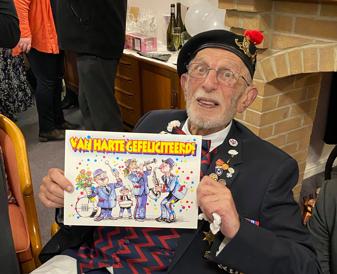 Oorlogsheld Joe Cattini (100) vereerd met ereburgerschap van Eindhoven