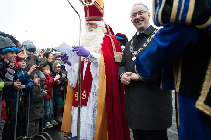 Sinterklaas kreeg tijdens de intocht op het Willemsplein hulp van extreem-rechtse Pieten.