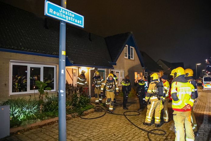 Hulpdiensten drommen samen bij een woning aan de Josine Reulingstraat waar net brand heeft gewoed.