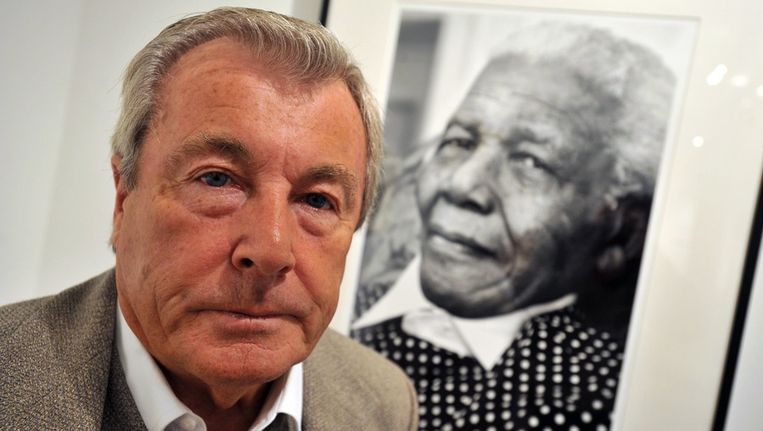 De Britse fotograaf Terry O'Neill voor een portret van Nelson Mandela, 'Nelson Mandela at 90'. Beeld 