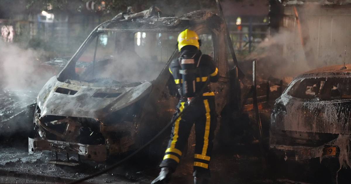 Grote ravage door vier autobranden in Wijk en Aalburg, politie kan opzet nog niet uitsluiten