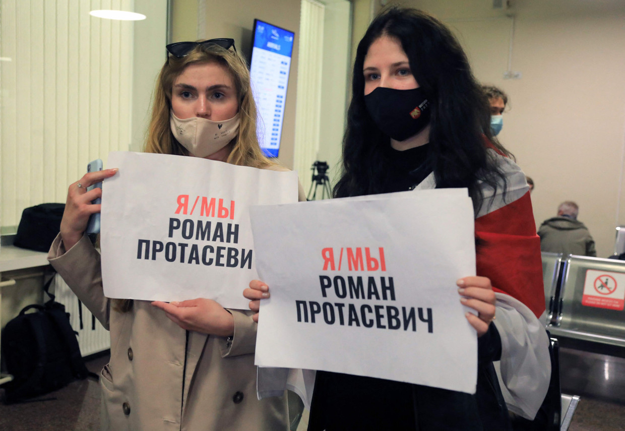 Medestanders van Roman Protasevitsj wachtten zondag tevergeefs op het vliegveld van de Litouwse hoofdstad Vilnius op zijn komst. Op hun posters staat: 'Ik ben/ Wij zijn Roman Protasevitsj'. Beeld AFP