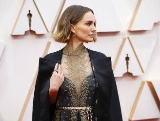Natalie Portman onder vuur om “hypocriete vrouwencape” bij Oscars
