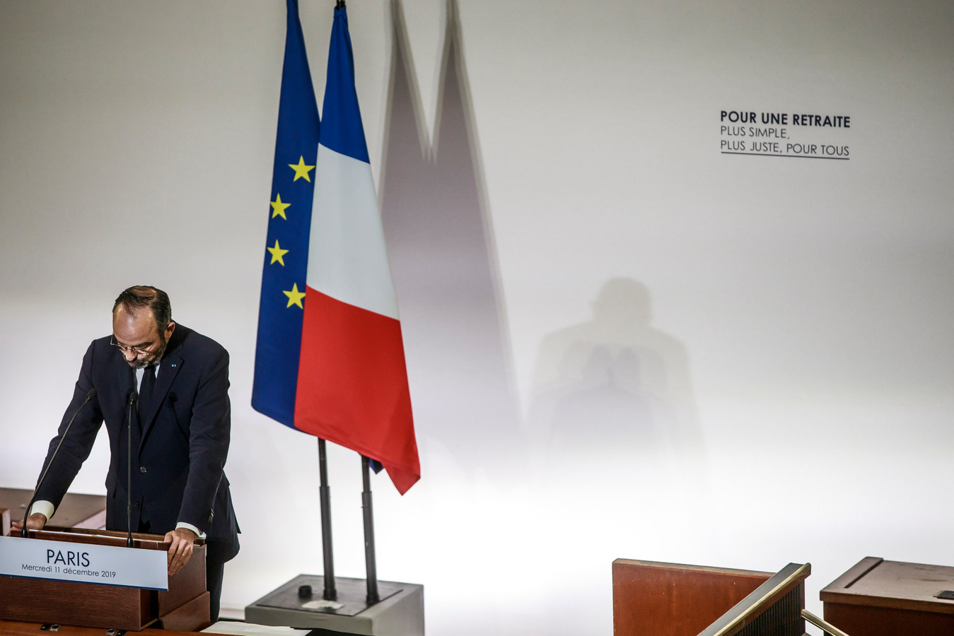 французский поднимать. девушки франции. забастовки во франции. французский народ. французский поднимать.