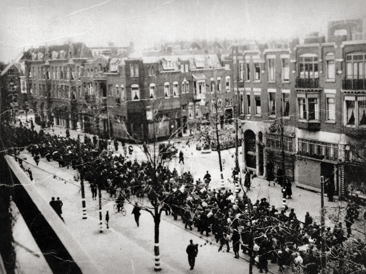 De Oudedijk, november 1944. In een lange stoet trokken de mannen naar één van de verzamelplekken in Rotterdam.
