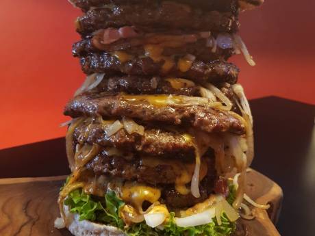 Hamburger van 2,7 kilo: dit is wat er in je lichaam gebeurt als je die opeet