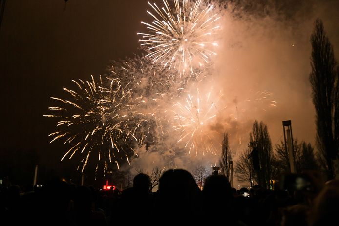 In Brussel zijn tijdens oudejaar zo’n 50.000 mensen afgezakt naar de Heizel, waar voor het tweede jaar op rij een groot vuurwerk werd georganiseerd.
