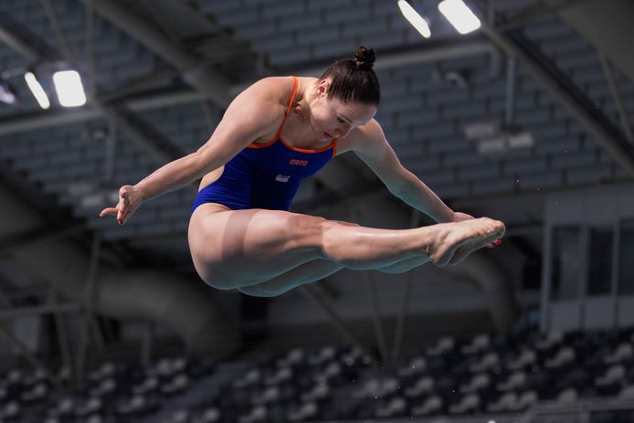 Celine van Duijn in actie tijdens de Eindhoven Diving Cup.