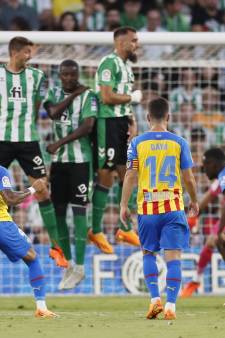 Justin Kluivert speelt zich veilig met Valencia, Frenkie de Jong na weer een nederlaag nog naar Japan