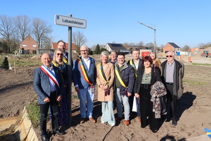 Het gemeentebestuur in de nieuwe wielerwijk.