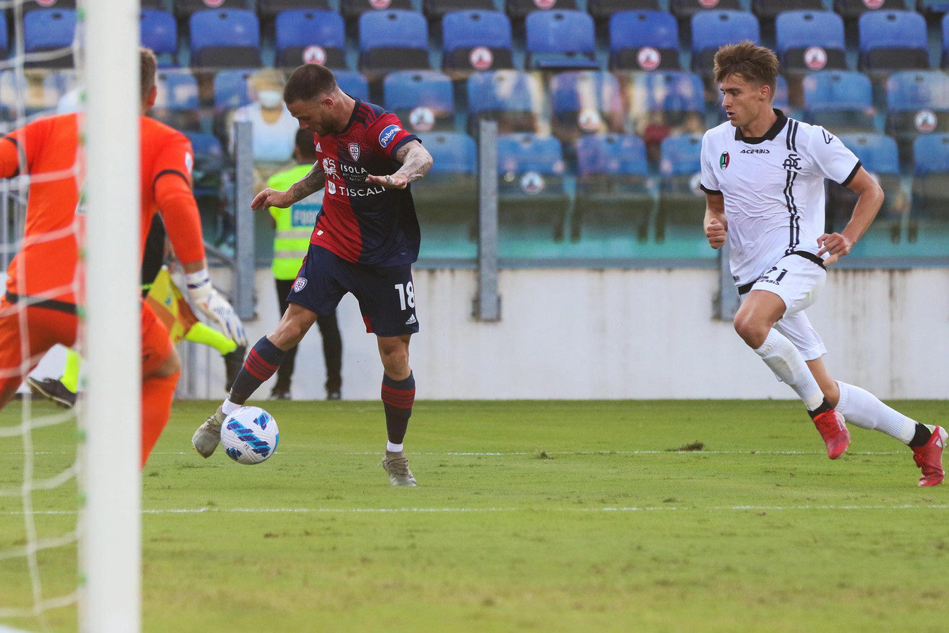 Jeroen Zoet ziet Cagliari's Nahitan Nandez op zich afkomen.