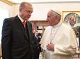 Paus ontvangt Erdogan en doet hem vredessymbool cadeau