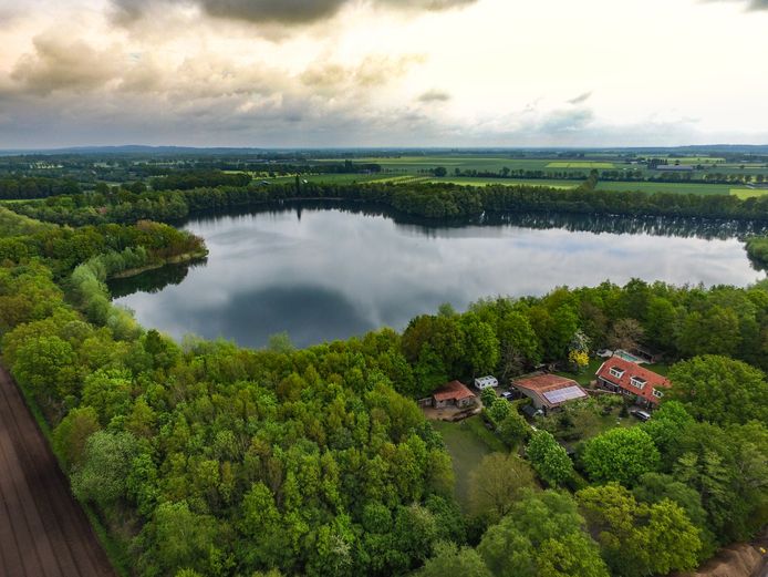 De Rekoplas in Luttenberg is geschikt bevonden voor een drijvend zonnepark, maar de exploitatie is vanwege de noodzakelijke aanleg van een dure kabel nog niet rendabel te maken.
