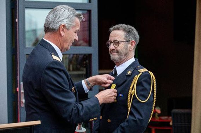 Wim Janssen krijgt de onderscheiding namens Brandweer Nederland uit handen van Stephan Wevers.