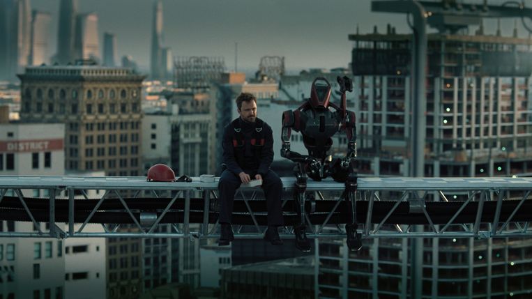 Aaron Paul en een robot nemen een moment rust in seizoen 3 van Westworld. Beeld HBO