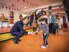 Lodewijk Asscher op Bonifatius-school in Enschede: ‘Mijn vrouw leest de kinderen voor, bij mij vallen ze meestal in slaap’
