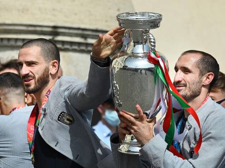 Zelfs na het EK zijn Chiellini en Bonucci onafscheidelijk: samen op vakantie op Sardinië