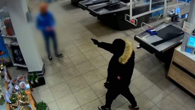Politie deelt beelden van gewapende overvaller in supermarkt op de Flora in Deventer Colmschate
