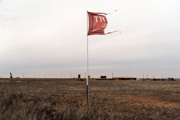 Een gescheurde Trump-vlag op het platteland in de buurt van Lamesa, Texas, VS, december 2020.  Beeld REUTERS