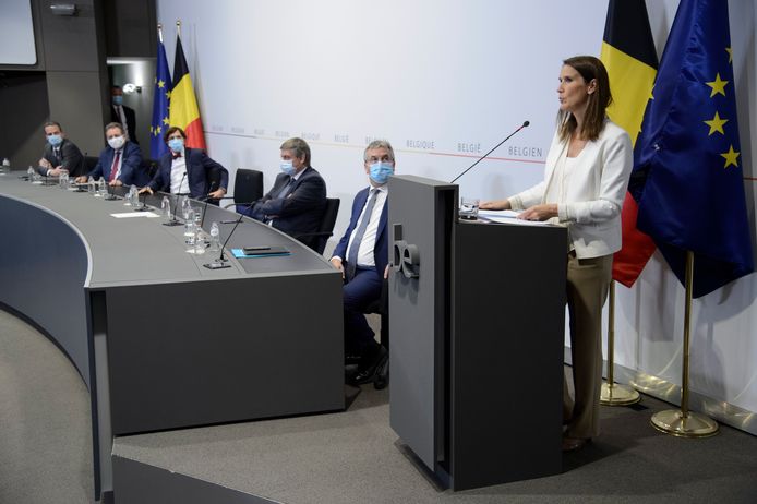 Premier Sophie Wilmès en de minister-presidenten op de Nationale Veiligheidsraad van woensdag 15 juli 2020.