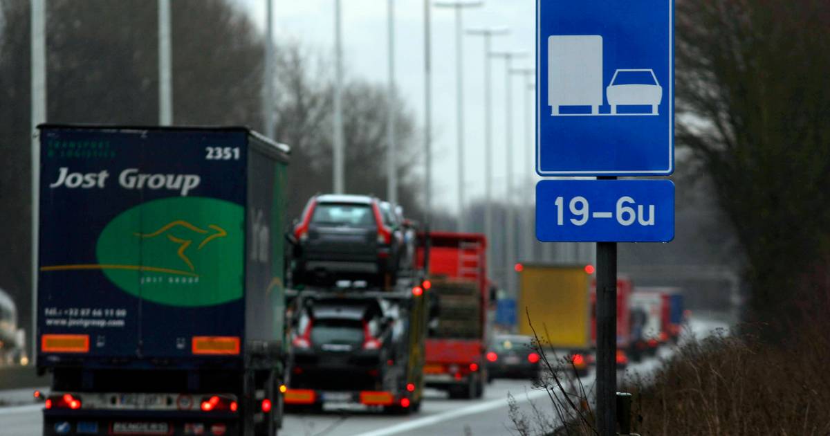 Acht vrachtwagens overladen bij controle | Wilrijk | hln.be