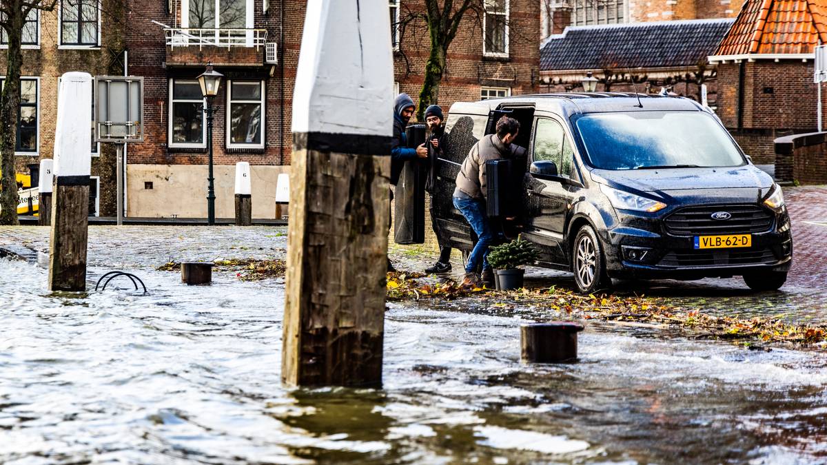 Hoogwater en wind zorgt voor bijzondere combi van opstuwing, ondergelopen  kades én volle Noordwaard | West Betuwe | gelderlander.nl