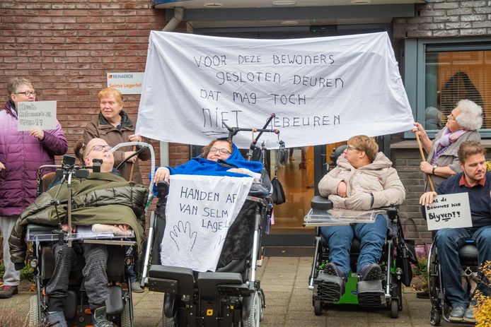 Bewoners van Reinaerde aan de Selma Lagerlöfweg in Woerden demonstreren voor behoud van woonvorm voor lichamelijk gehandicapten.