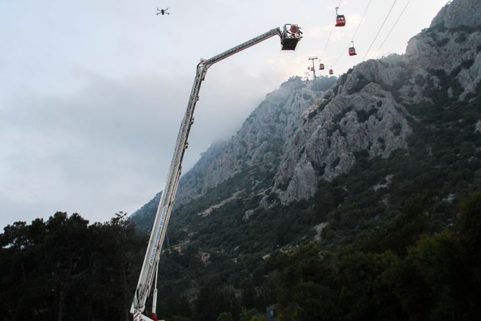 Passagiers worden uit de kabelbaan gered in Antalya.