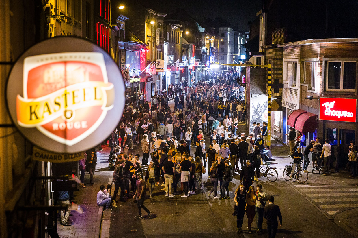 Dit soort taferelen in de Gentse Overpoortstraat zullen komend academiejaar niet te zien zijn. De feeststraat wordt een terraszone, waar iedereen aan tafeltjes moet zitten. Beeld James Arthur