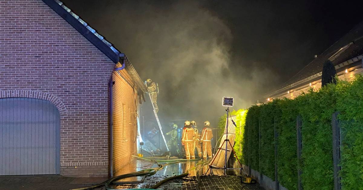 Garage volledig uitgebrand na kortsluiting, ruiten bij buren gebarsten