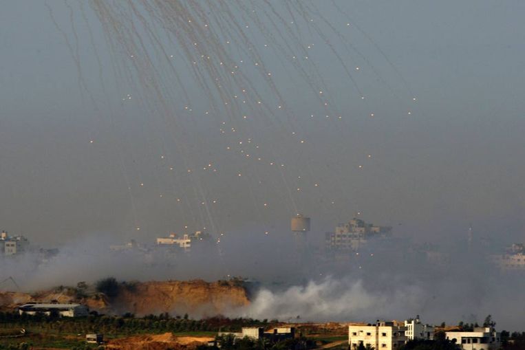 Het IsraÃ«lische leger bestookt de Gazastrook met bommen. Het twee weken geleden ingezette grondoffensief duurt voort ondanks de VN-resolutie. (Reuters) Beeld 