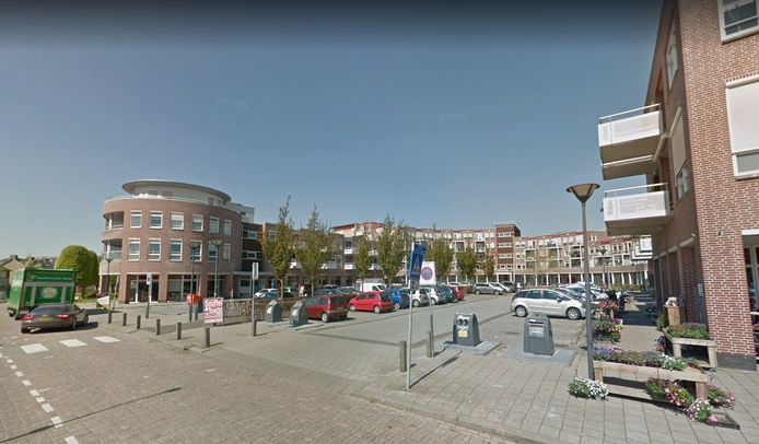De blauwe zone wordt van kracht zodra er borden zijn geplaatst bij het Dokter H. de Vriesplein. Voor de vakken in kwestie geldt vanaf dan van maandag tot en met vrijdag tussen 7.00 en 17.00 uur een maximale parkeerduur van één uur.