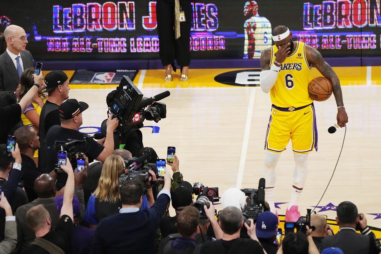 LeBron James van de Los Angeles Lakers wordt emotioneel nadat hij de topscorer aller tijden in de NBA is geworden.  Beeld EPA