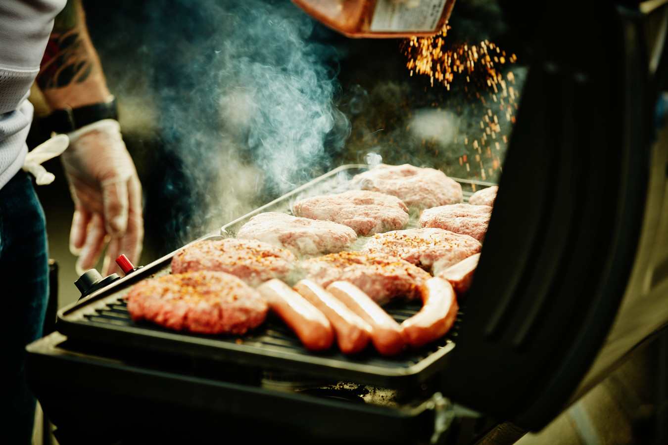 Pourquoi il ne faut surtout pas piquer les saucisses avant de les cuire au barbecue Foto