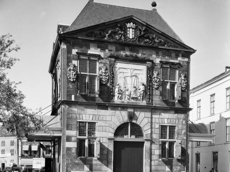 De Waag kreeg 200.000 gulden om de kaaswegers op de voorzijde te vervangen, maar niet iedereen was blij