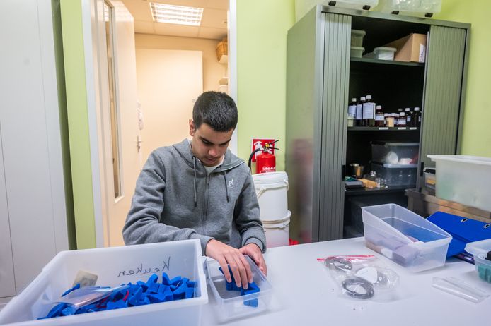 Bedirhan Iri (15) uit Nijmegen aan het werk in de zeepmakerij van Visio in Gassel.