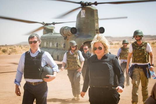 Toenmalig minister Hennis tijdens een bezoek aan de Nederlandse militairen in Mali in februari 2017.