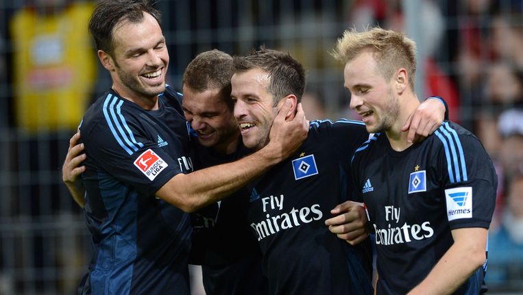 De spelers van HSV feliciteren captain Van der Vaart met zijn treffer. Beeld getty