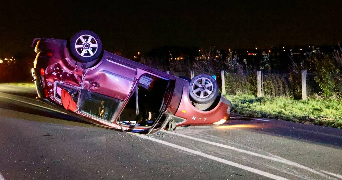 Auto komt midden op de weg op de kop tot stilstand: bestuurder naar ziekenhuis