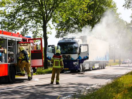 Vrachtwagen vliegt in brand in Vaassen: verkeer moet alternatieve route nemen
