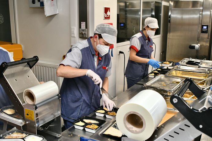 Net zoals vorig jaar bezorgden vrijwilligers van NieuwjaarsActieRoeselare een feestmaaltijd aan huis.