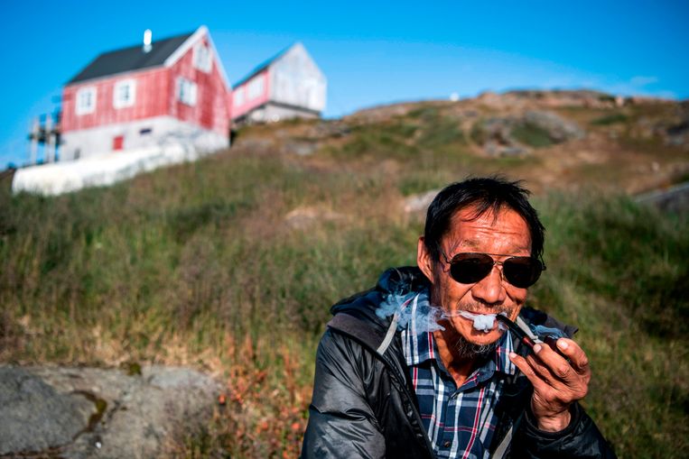 Een Groenlander in het stadje Kulusuk, 21 augustus 2019.  Beeld AFP